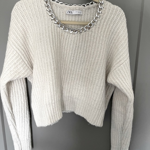 ZARA KNIT SWEATER WITH CHAIN (SIZE MEDIUM) - Picture 4 of 5